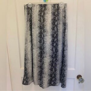 Elegant Black and Gray Snake Print Skirt